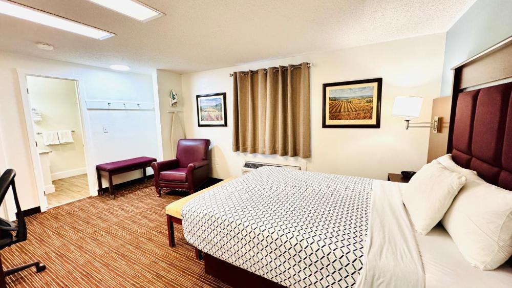 Queen Room - Non-Smoking interior